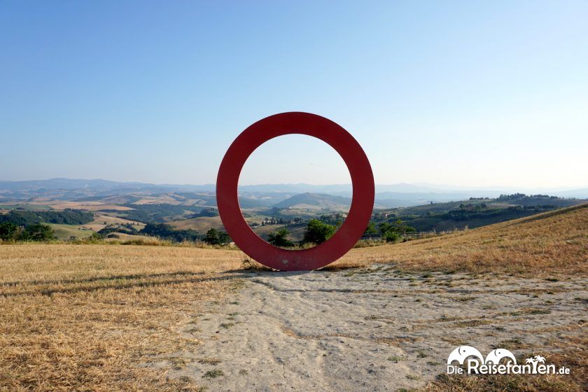 Der oxidrote Ring in der toskanischen Landschaft
