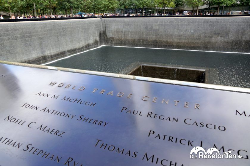 Eingravierte Namen der Opfer an den Wasserinstallationen am Ground Zero