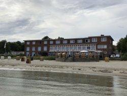 Blick vom Meer auf das Hotel Seelust in Eckernförde