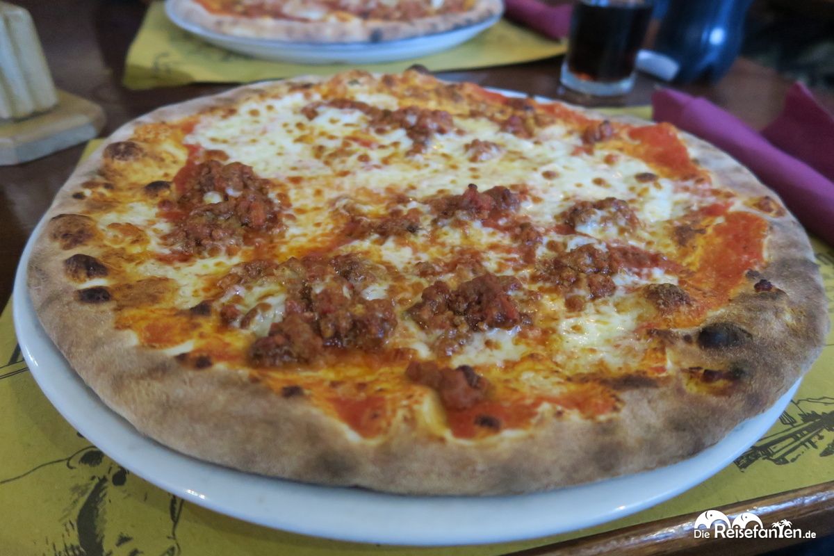 Die-obligatorische-Pizza-Bolognese-im-Al-Torchio-in-Tignale-1