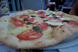 Pizza Mozzarella und Tomate im Restaurant Tovo in Limone