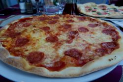 Pizza Salami im Restaurant Tovo in Limone