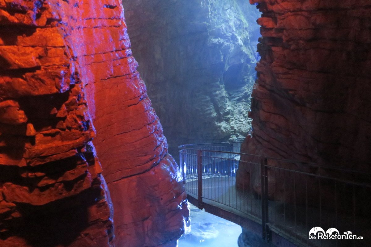 Der untere Teil des Wasserfalls von Varone am Gardasee ist bunt beleuchtet
