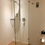 Moderne Dusche im Hotel Fire Ice in Neuss