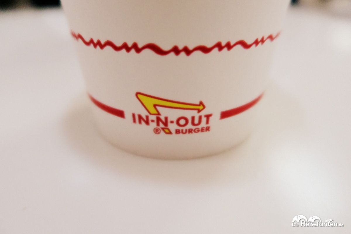 Das Logo von In N Out Burger auf dem Becher