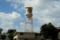 Aus allen Warner Bros. Produktionen bekannt der Warner Bros Wasserturm