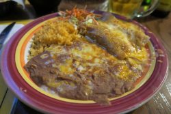 Leckere Enchiladas im Restaurant South of the Border in Desert Hot Springs
