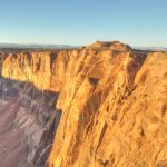 Die Menschen wirken am Horseshoe Bend sehr klein