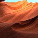Die Sonneneinstrahlung verfärbt den Lower Antelope Canyon in unterschiedliche Farbtöne