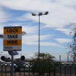 Auf dem Parkplatz vor dem Las Vegas Sign wird vor Dieben gewarnt