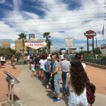 Lange Schlange für ein Foto mit dem Las Vegas Sign