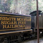 Am Zwischenhalt wird die Yosemite Mountain Sugar Pine Railroad mit Wasser befüllt