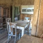 Blick in ein altes Haus in der Geisterstadt Bodie