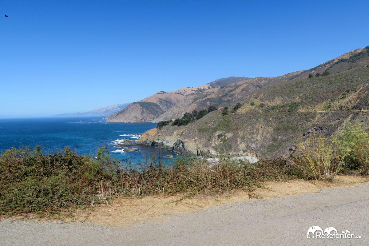 Die California State Route 1 verläuft am Pazifik