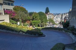 Gefälle an der Lombard Street in San Francisco