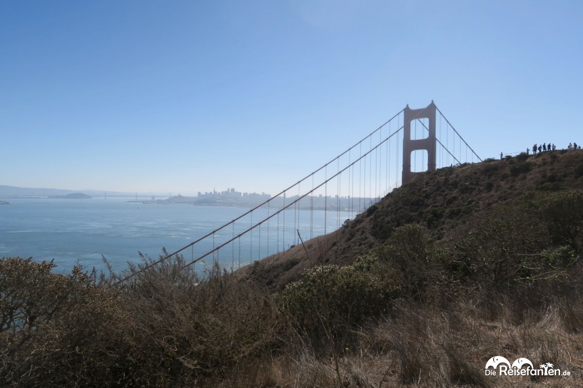 Touristen auf dem Hügel der Battery Spencer vor der Kulisse der Golden Gate Bridge