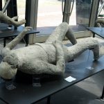 Ein Toter im Liegen aus Pompeji