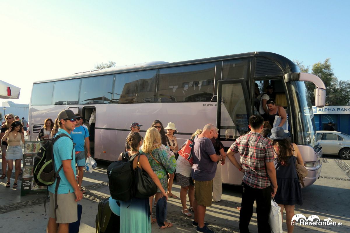 Moderne Busse auf Santorini