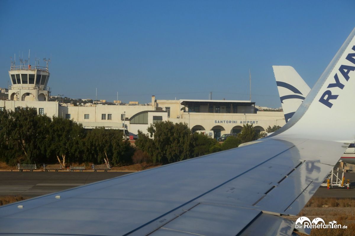 Zahlreiche Flugverbindungen gibt es zum Flughafen von Santorini