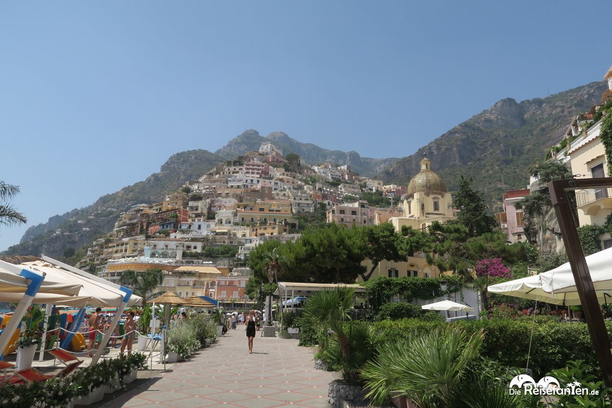 Positano ist am Hang der Amalfiküste gelegen