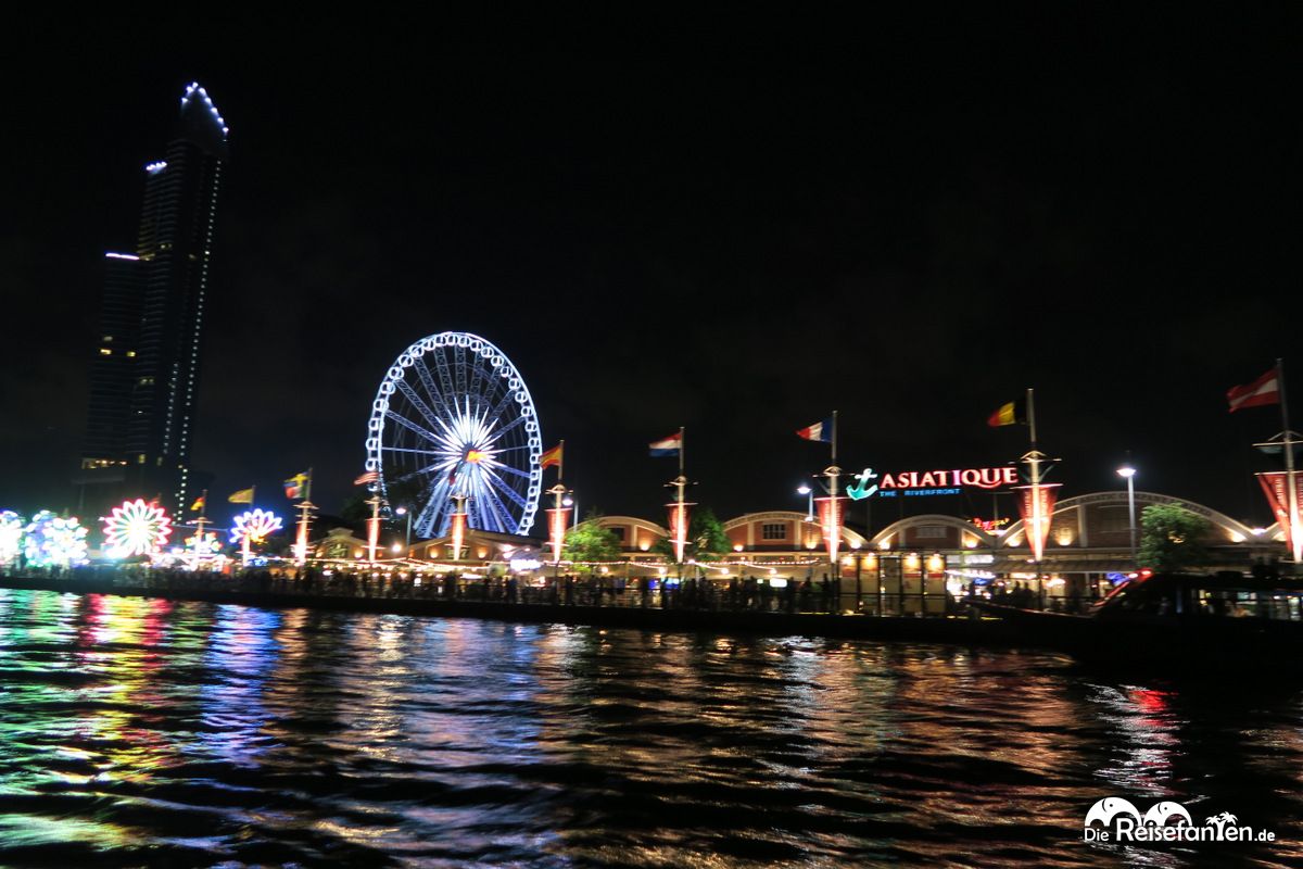 Blick auf den Asiatique Nachtmarkt in Bangkok