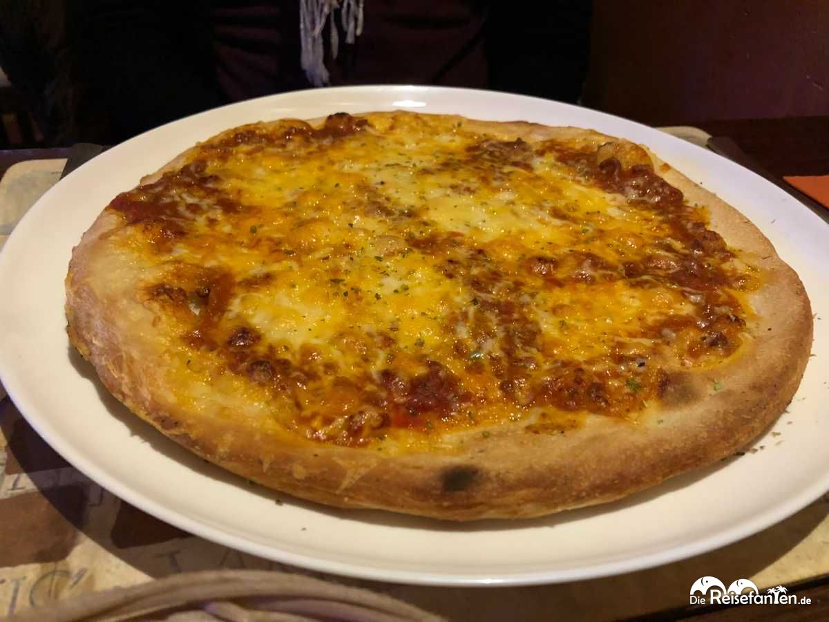 Pzza Bolognese in der Pizzeria La Grotta in Oberhausen