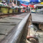 Auf Millimeter genau verbaute Standflächen am Mae Klong Markt