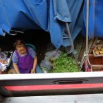 Die Händler vom Mae Klong Markt sind den vorbeifahrenden Zug gewohnt