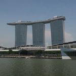 Blick auf das Marina Bay Sands während der River Cruise in Singapur
