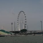 Blick auf das Riesenrad während der River Cruise in Singapur