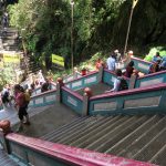 Steile Treppen führen hinauf zu den Batu Caves