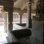 Jede Ecke im Saavira Kambada Temple sieht anders aus