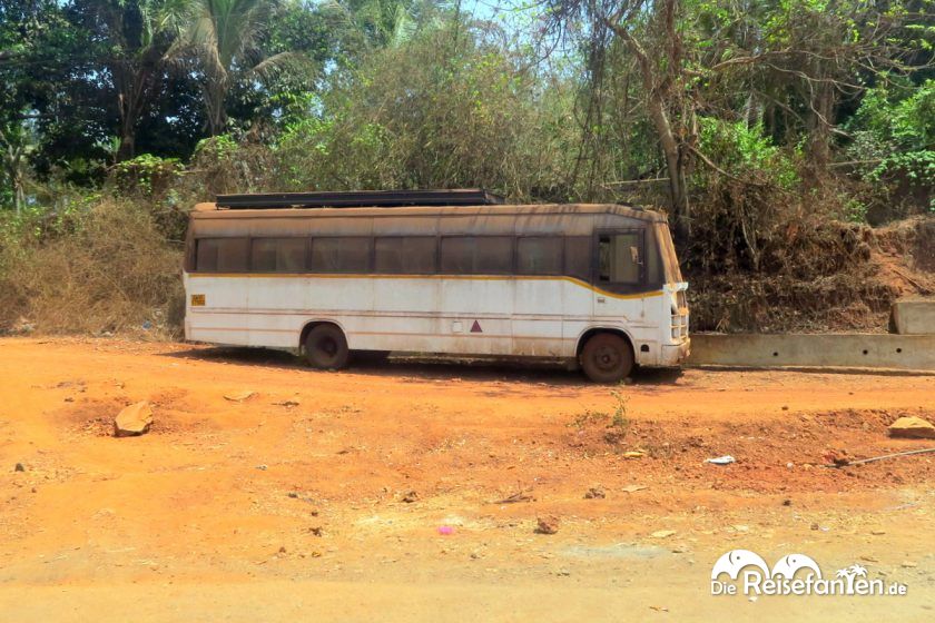 Bus am Straßenrand in Indien