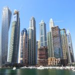 Die Wolkenkratzer Dubais vom Wasser aus gesehen