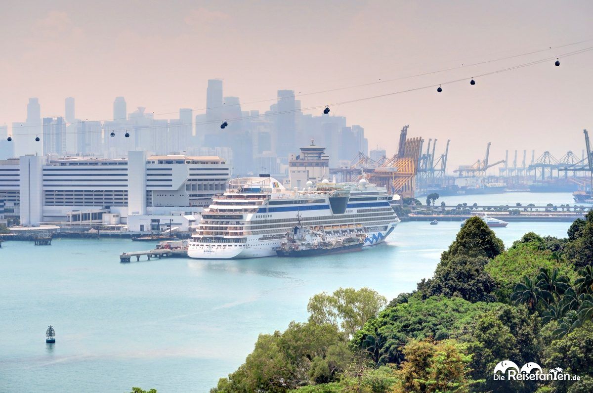 Die AIDAbella im Kreuzfahrt Hafen von Singapur