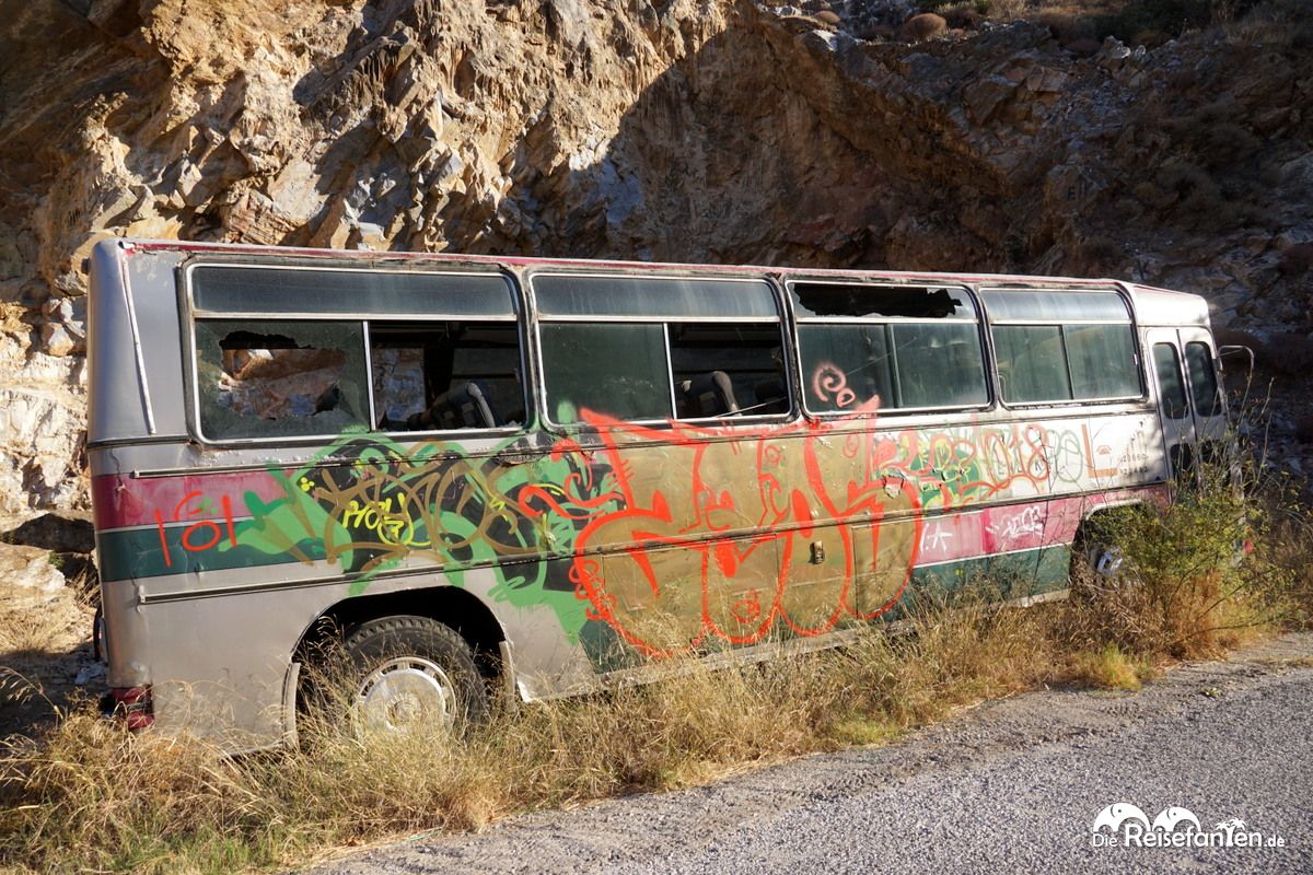 Ein ausgedienter und verschmierter Bus auf Ikaria