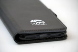 Wallet Case mit Reisefantenlogo von huellegestalten