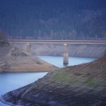 Blick auf eine Brücke in der Okertalsperre