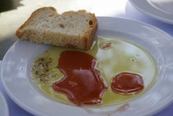Brot mit Öl in der Taverna Platanos in Agios Dimitrios auf Ikaria