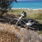 Abgestelltes Moped am Strand von Ikaria