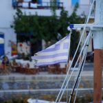 Bootsflagge am Hafen von Evdilos auf Ikaria