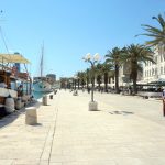 Im Gegensatz zur Altstadt Trogirs ist die Uferpromenade sehr großzügig