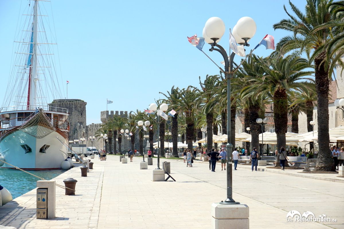 Schiffe legen direkt an der Promenade von Trogir an