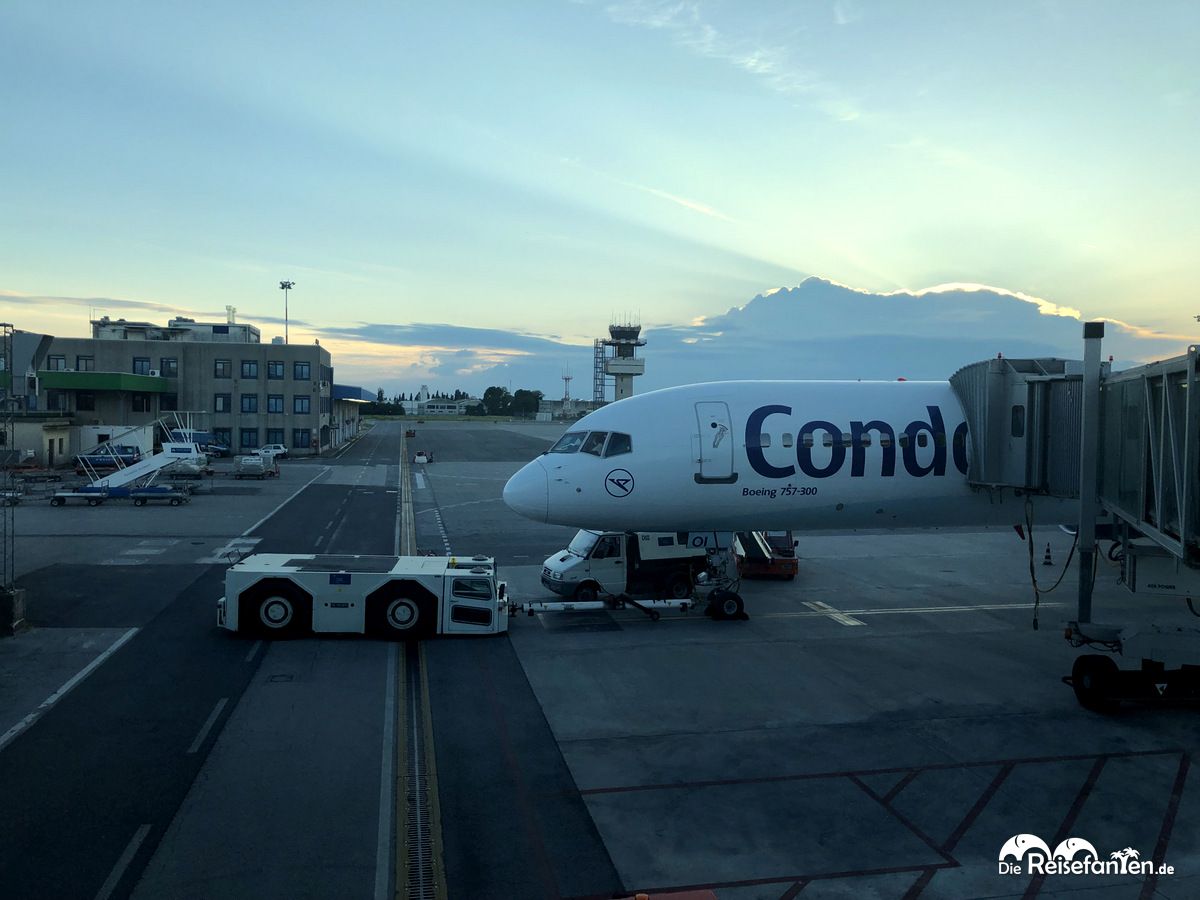 Die gecharterte Condor Maschine wartet auf den Rückflug nach Düsseldorf