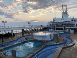 Poolbereich auf der Mein Schiff 2