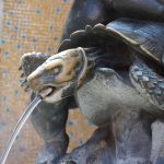 Der Schildkrötenbrunnen in Siena aus der Nähe