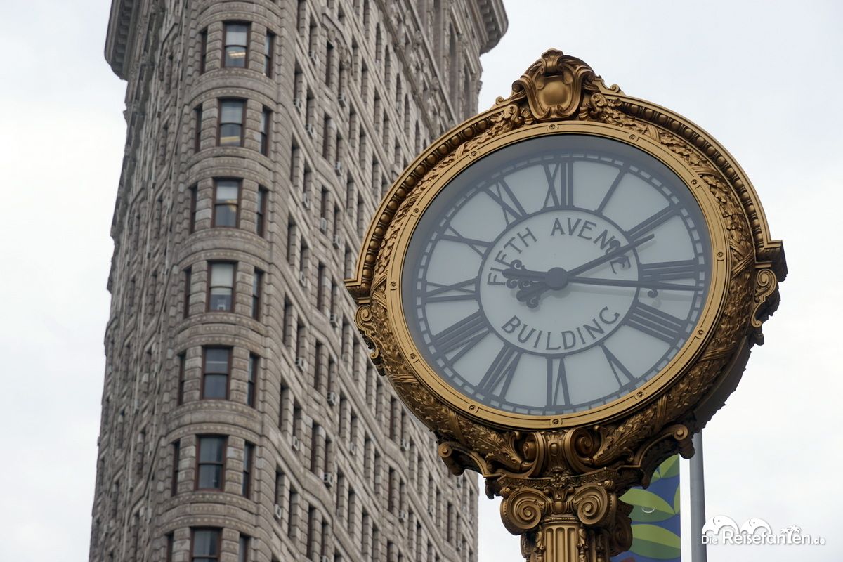 Das Flatiron Building in NYC mit der berühmten Uhr davor