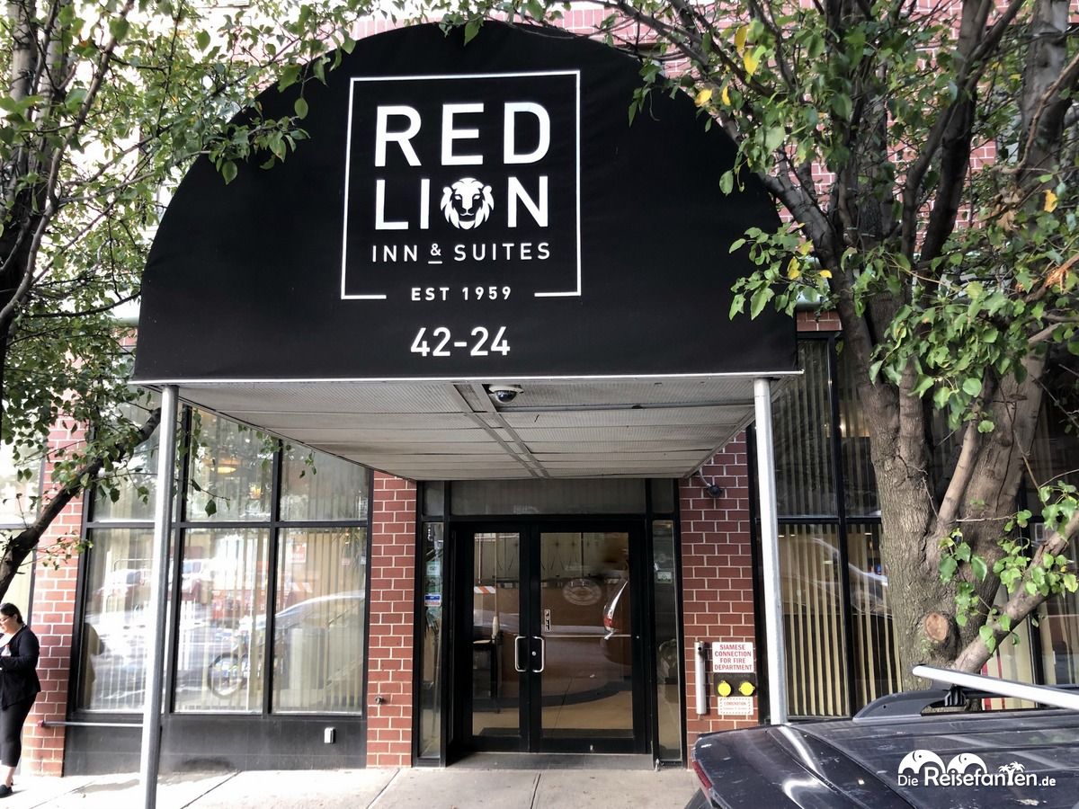 Der Eingang zum Red Lion Inn & Suites Long Island City