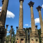 Die Säulen der Windsor Ruins am Mississippi stehen verlassen in der Landschaft