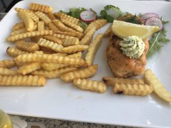 Lachs mit Pommes im Restaurant der Pirat auf Wangerooge